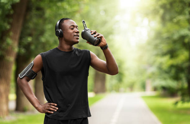 ¿Es mejor tomar proteína con agua o leche?